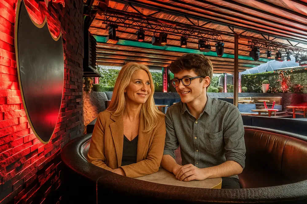 Couple homme jeune et femme mature dans un bar à Paris