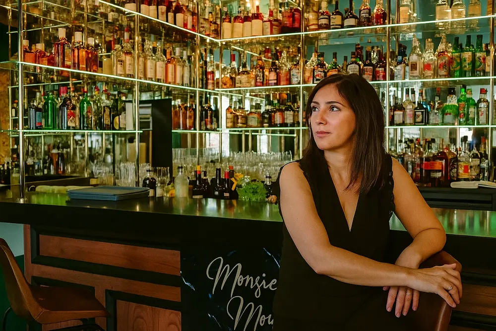 Femme mature souriante dans un bar à Dijon