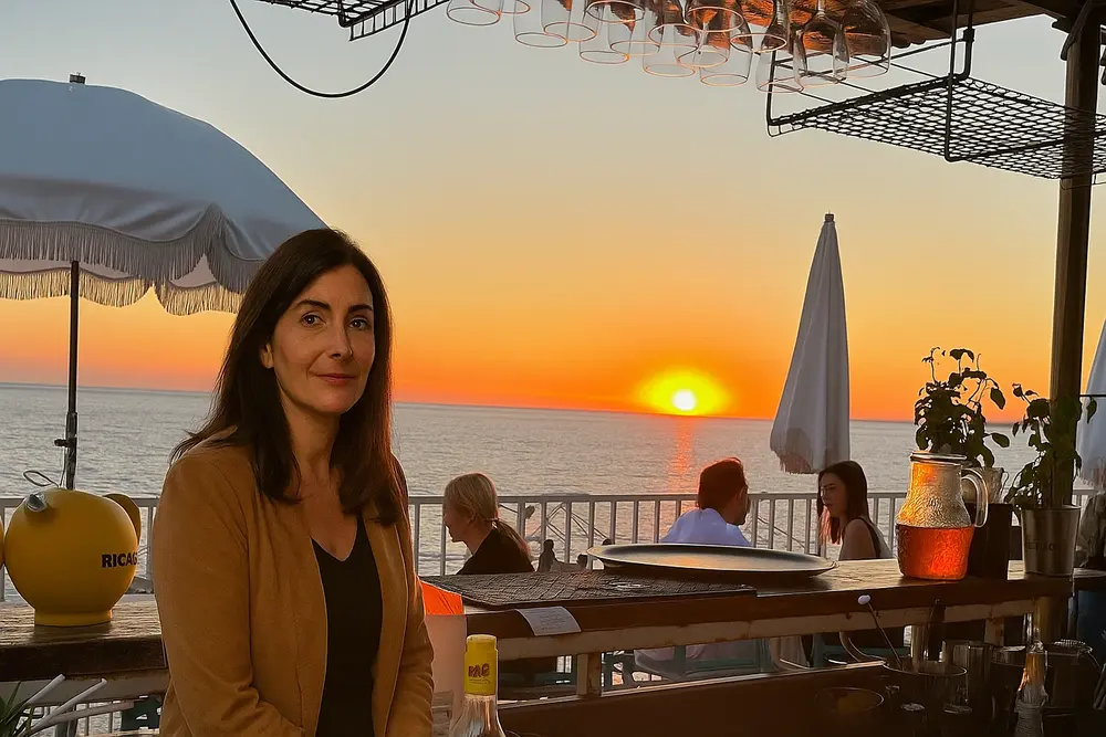 Femme mature souriante dans un bar à Marseille